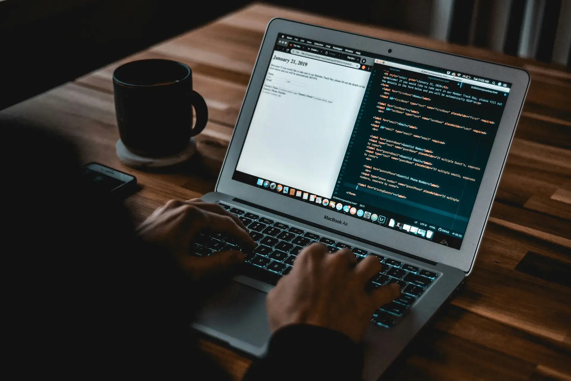 AI-Übersetzer übersetzt einen Text im Browser am Laptop