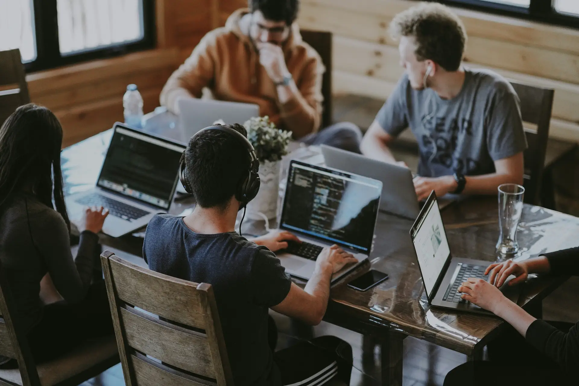 Team arbeitet gemeinsam an mehrsprachiger Software am Laptop