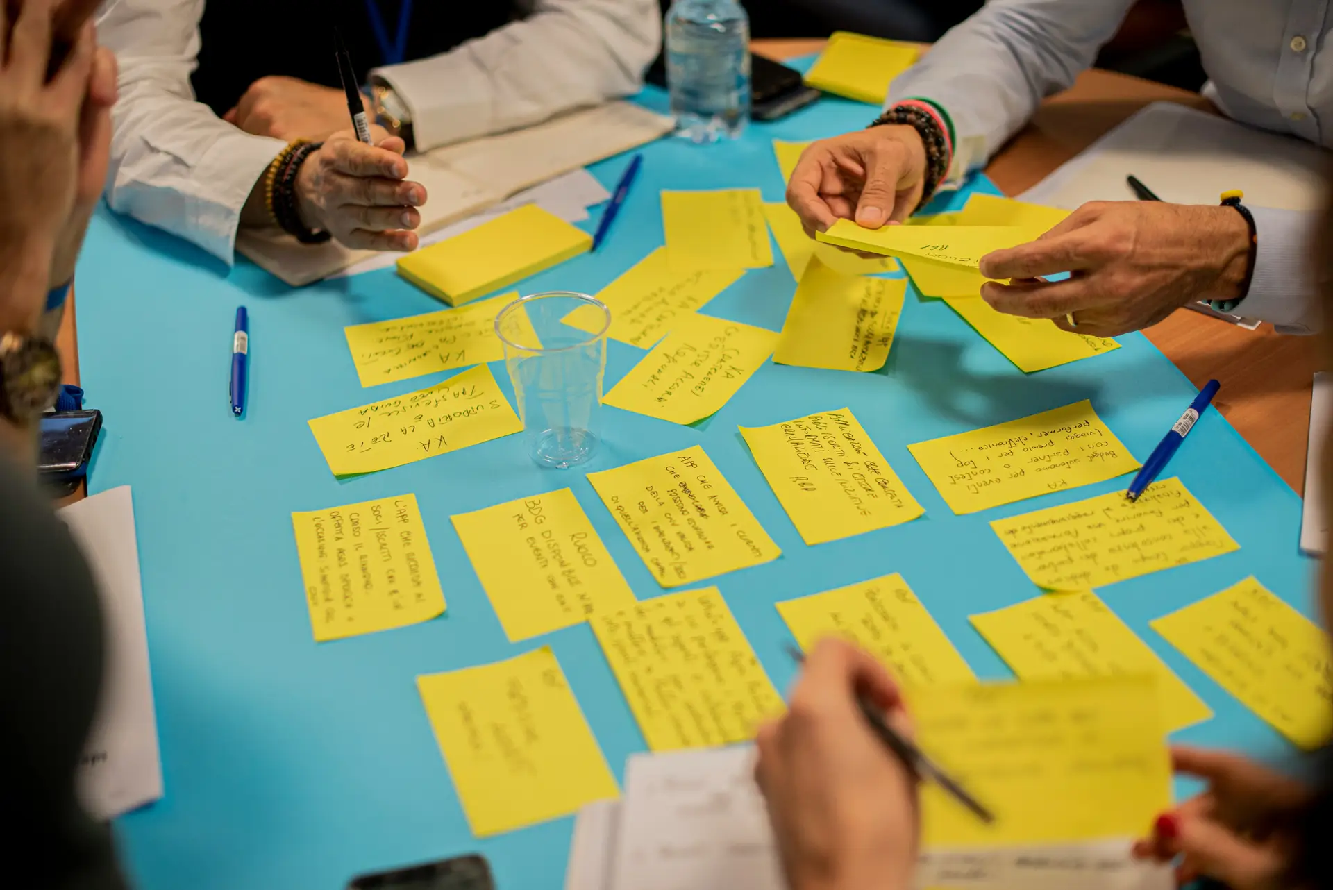 Kreativteam sammelt mit Haftnotizen Ideen für eine internationale Werbekampagne