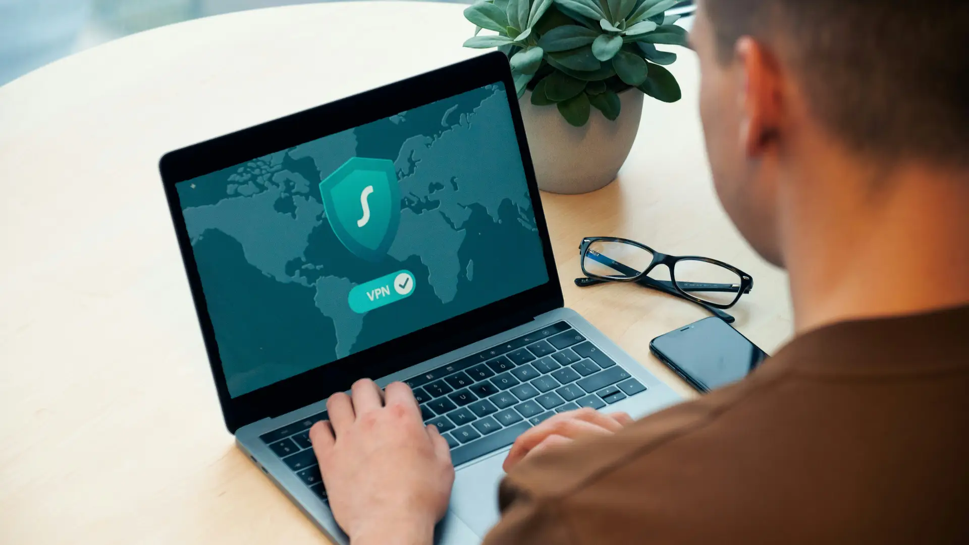 Datenschutz bei der digitalen Übersetzungsarbeit – Laptop mit Sicherheits- und Schloss-Motiv