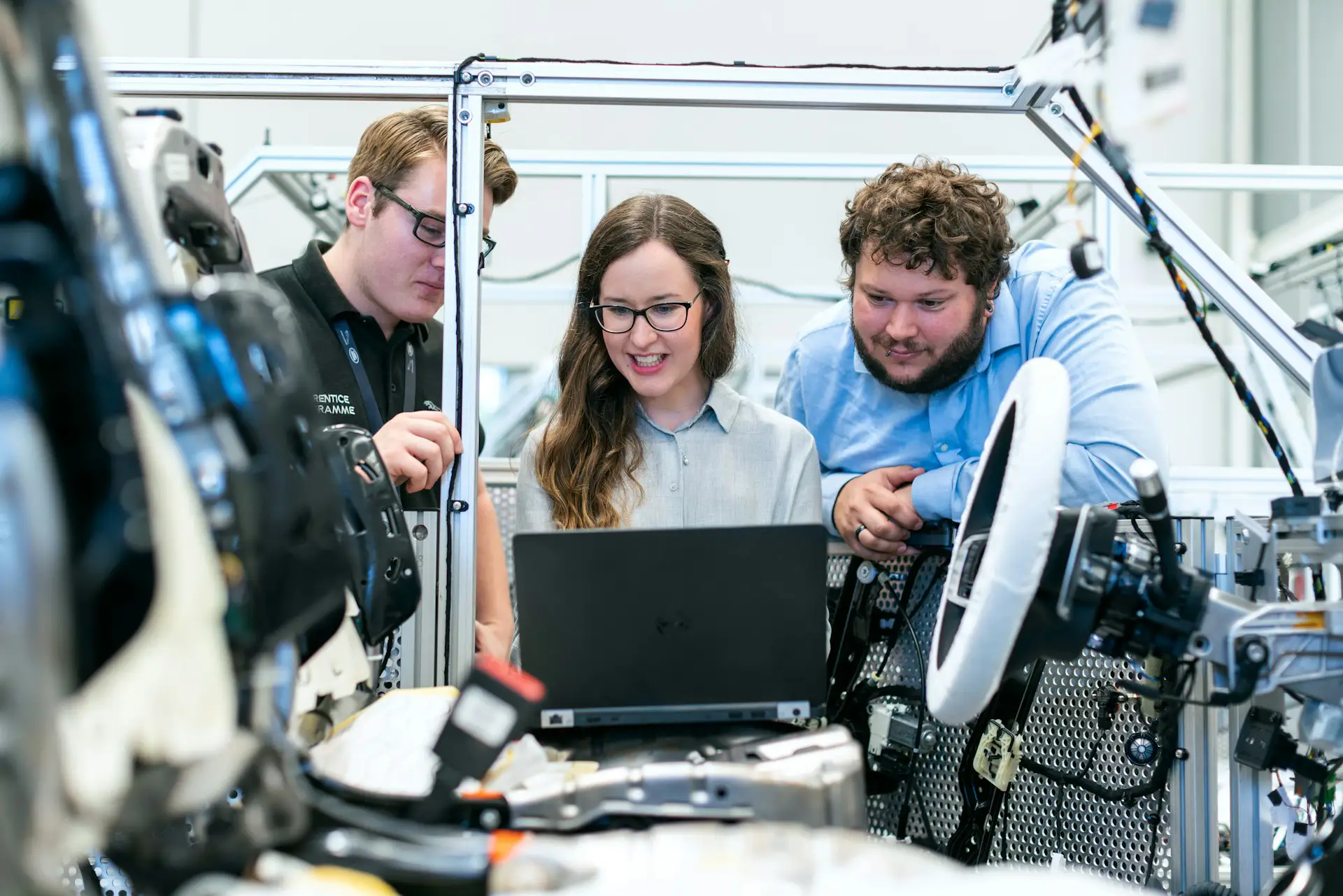 Ingenieure prüfen fachspezifische Dokumentation